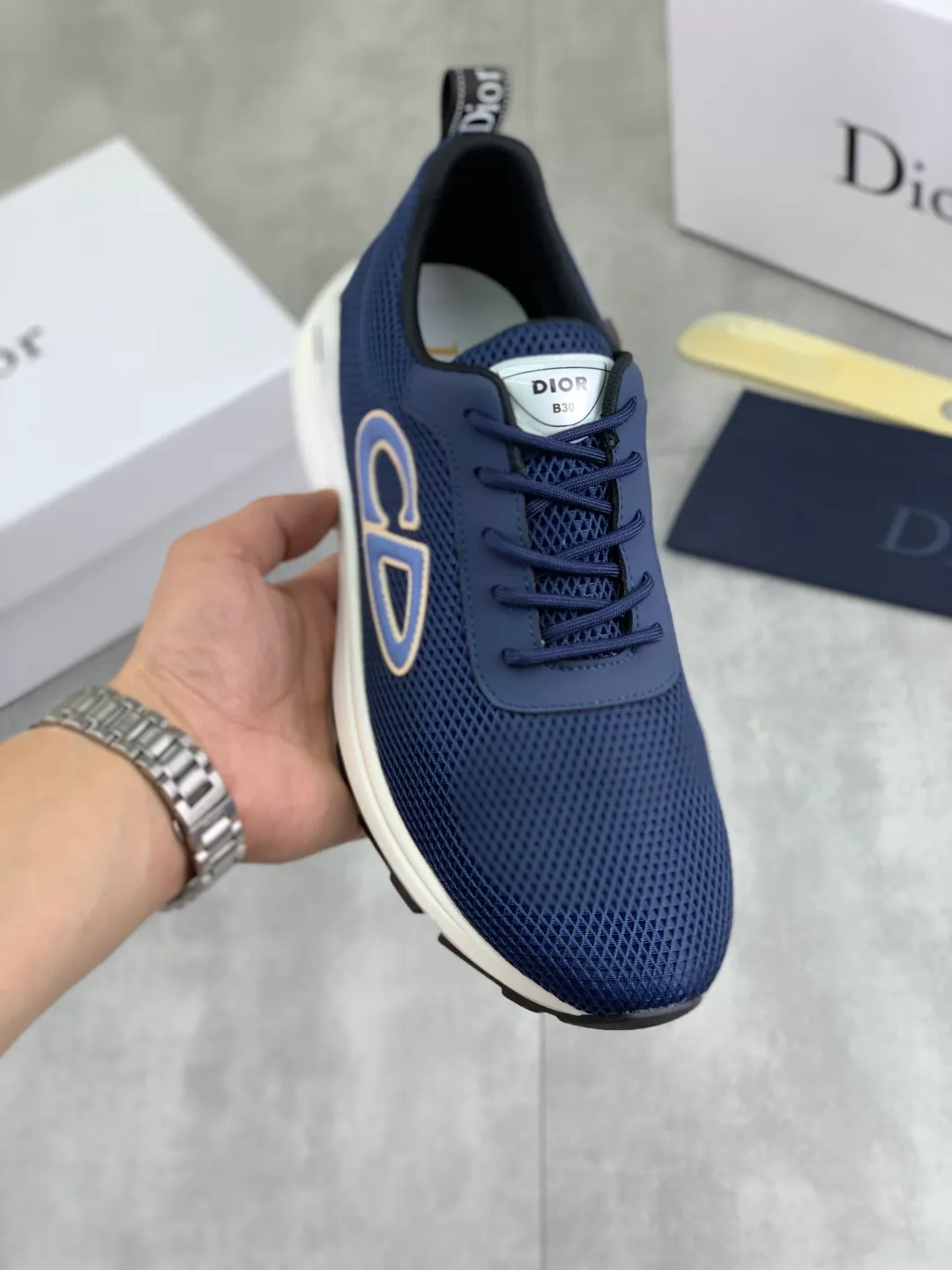 Men's Men's Shoes 💰P420 New Dior Chrono Fly Knit Shoes 2025 New B30 Series, in white and black fly knit series. Both sides are decorated with computer-printed CD logo, star patch on the tongue and Dior logo on the heel. Many details highlight the style. The interior is matched with the original color matching mesh, and the interior of the body is supported by low-temperature shaping sheets, and is filled with light feather cotton to keep the interior full and soft against the feet. The exclusive open-molded outsole adopts a one-piece molding process, so there is no need to worry about problems such as the opening and falling of sole decorative accessories. It is light and comfortable to wear, yet strong and wear-resistant. The two-color shoelaces are accessorized with exquisite metal five-pointed star pendants, creating a high-end, trendy and casual look at all times. Color: white black gray blue code number: 38-44